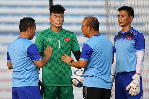 Thành Chung tự tin đủ sức khóa chặt Osvaldo, Tiến Dũng bật mí U22 Việt Nam hiểu rõ Indonesia