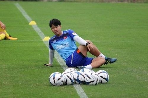 Vẻ đẹp trai như 'nam thần' từ trợ lý HLV của ông Park Hang Seo