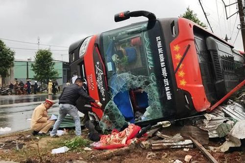 Lật xe khách trên Quốc lộ 26, hành khách may mắn thoát nạn