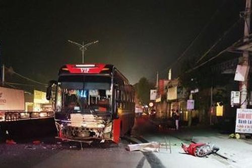Xe khách va chạm xe máy, 3 người thương vong