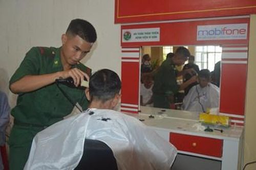 Điểm cắt tóc miễn phí giúp bệnh nhân
