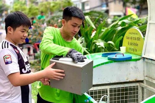 'Chúng tôi nhận rác thải nguy hại'