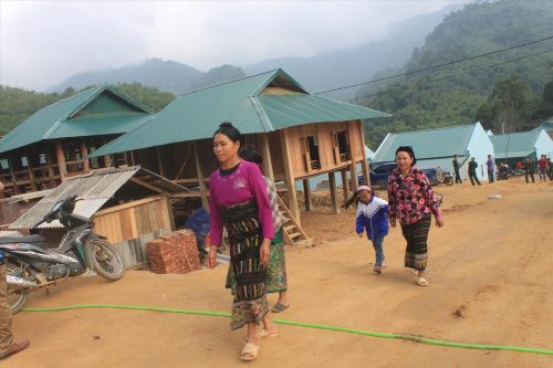 Dân vùng lũ hết cảnh ở nhờ