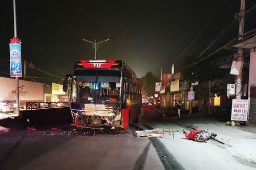Xe máy va chạm ô tô khách, 3 người thương vong