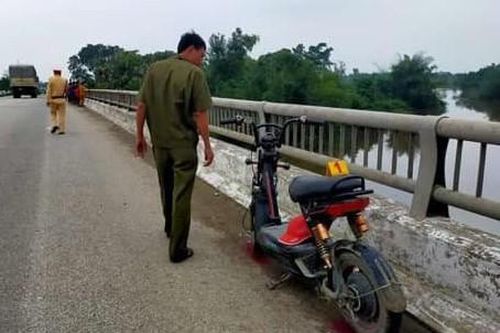 Nghi vấn nữ sinh để lại xe máy điện cùng bức thư rồi nhảy cầu tự tử