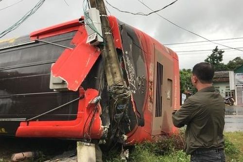 Xe khách lật đè gãy cột điện, hành khách la hét kêu cứu