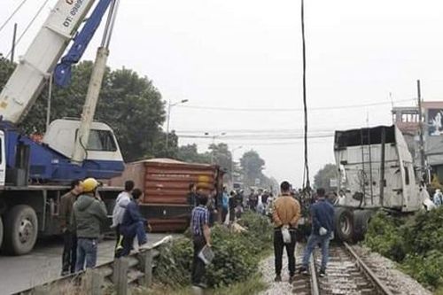 Hà Nội: Xe container bị tàu hỏa đâm đứt đôi