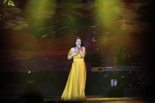 Ngọc Anh khoe eo thon và giọng hát mượt mà sau sinh