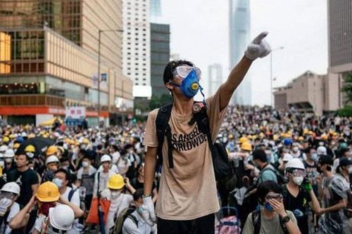 Mỹ ký dự luật ủng hộ người biểu tình ở Hong Kong sẽ làm 'tổn thương' cả ba nền kinh tế?