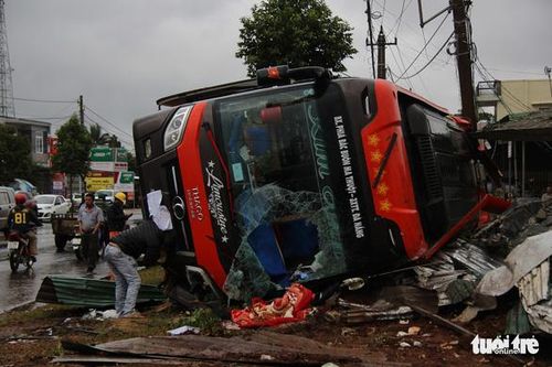 Xe khách lật, dân dùng búa, xàbeng phá kính chắn gió cứu hành khách