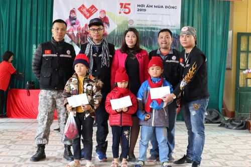 Tặng quà cho học sinh tại Trường Tiểu học Vũ Chấn