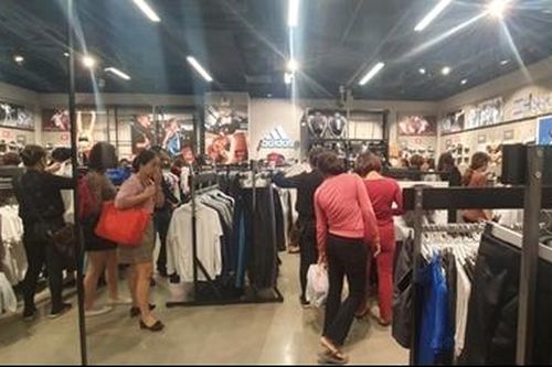 Giá giảm 'sốc', nhiều người thất vọng trong ngày Black Friday