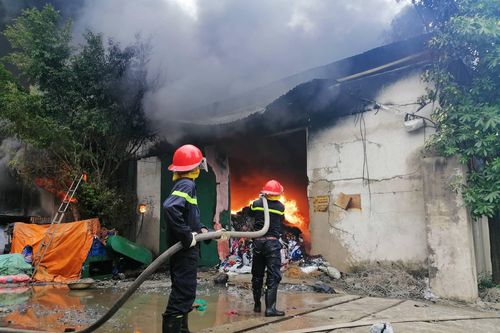 Cháy lớn ở làng nghề chăn ga gối nệm Thường Tín