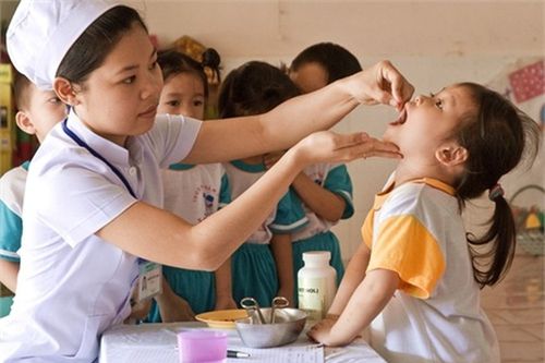 Triển khai cho trẻ uống vitamin A liều cao