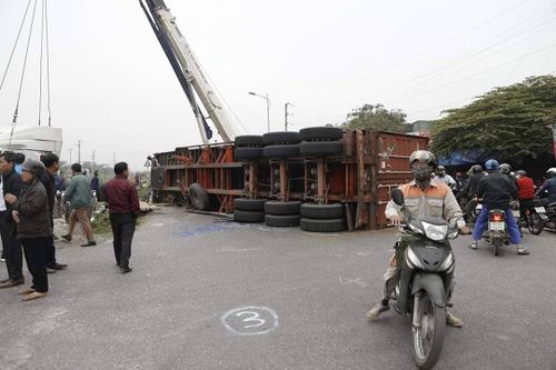 Cố băng qua đường sắt, xe container bị đâm đứt lìa đầu kéo