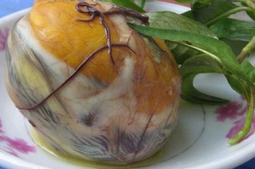Thực hư chuyện chồng bị 'yếu' do vợ cho ăn nhiều trứng vịt lộn