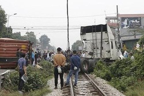 Hà Nội: Xe container mắc kẹt, tài xế cố vẫy tàu dừng lại nhưng quá muộn