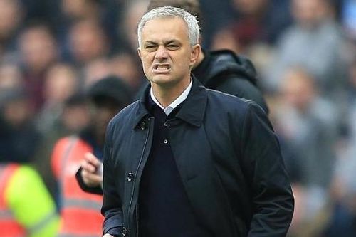 Jose Mourinho ăn mừng bàn thắng cùng cậu bé nhặt bóng