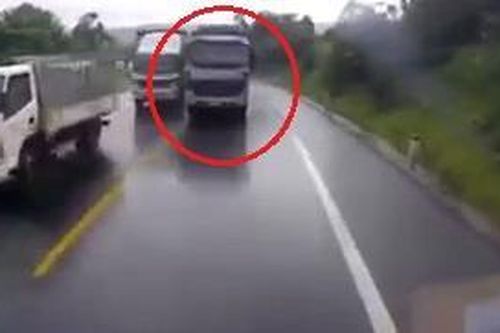 Ôtô suýt đâm vào xe ngược chiều do vượt ẩu