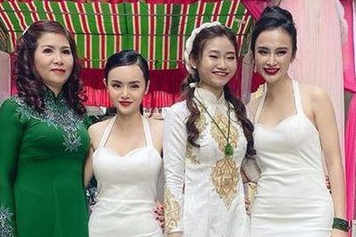 Angela Phương Trinh mặc đồ đôi với em gái khi dự tiệc cưới