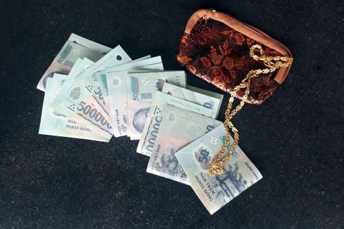 Học sinh lớp 3 trả lại tiền, vàng cho người đánh rơi