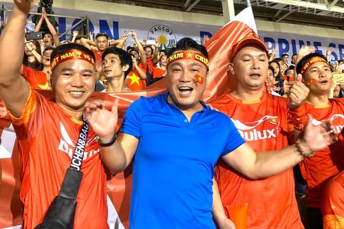 Lý Hùng và hàng trăm CĐV ở Manila hò reo khi Việt Nam thắng Indonesia
