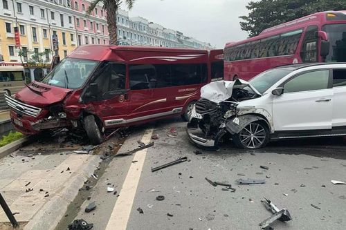 Ôtô chạy lấn làn gây tai nạn liên hoàn tại khu du lịch Bãi Cháy