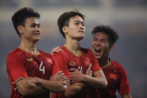 Dàn sao vỡ òa khi U22 Việt Nam thắng Indonesia vào phút cuối