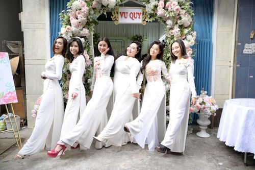 MC Hoàng Oanh và chồng Tây cười rạng rỡ trong lễ rước dâu