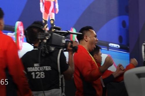 Khoảnh khắc các HLV của Vương Thị Huyền vỡ òa sau tấm HCV SEA Games đầy cảm xúc