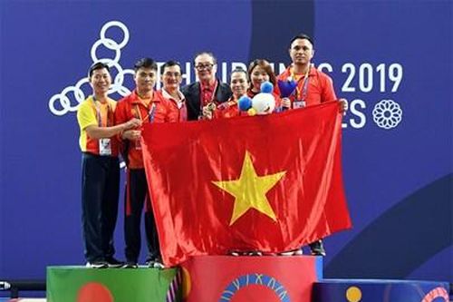 Vương Thị Huyền bật khóc với tấm HCV cử tạ