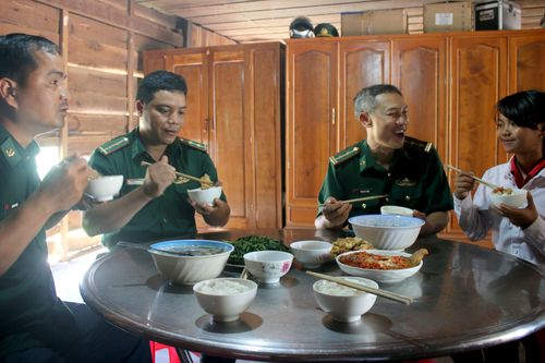 'Nhịp cầu' nối những bờ vui