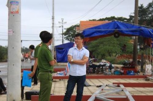 Quảng Ngãi: Dựng xà gồ thi công, 11 người bị điện giật thương vong