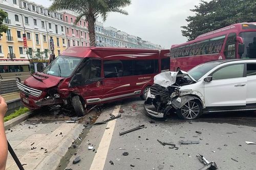 Ô tô lấn làn, đâm liên hoàn 2 xe khiến 3 người bị thương