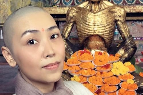 Ca sĩ Lô Thủy 'xuống tóc' trên đường hành hương về đất Phật