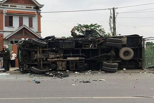 Hai tài xế thương vong sau cú tông trực diện