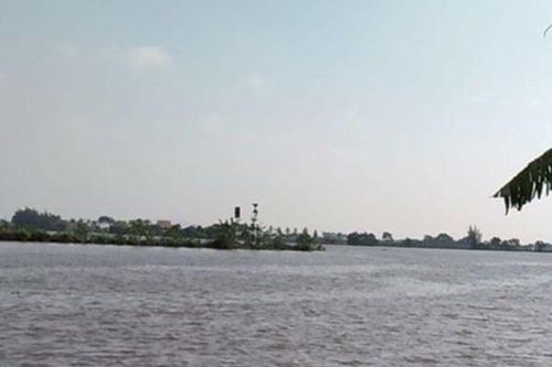 Tàu chở gạch chìm trên sông Văn Úc, nhiều người mất tích