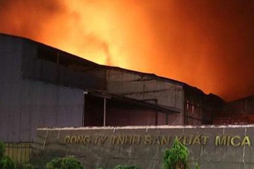 Công ty nhựa bất ngờ bốc cháy dữ dội trong đêm