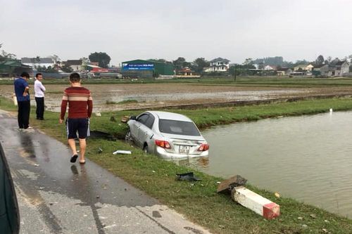 Nghệ An: Xe con đâm gãy cột mốc lộ giới, lao xuống ruộng nát đầu