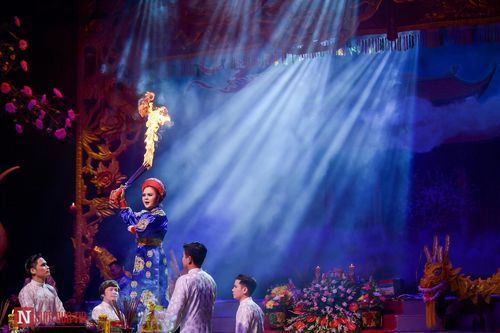 Chùm ảnh: 'Hoàng Thập ngự đồng' đưa người dân đến gần Đạo mẫu Tứ phủ