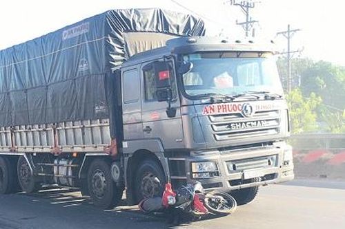 Bình Dương: Va chạm với xe tải, người phụ nữ tử vong