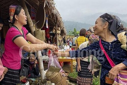 Nét đặc trưng văn hóa tại chợ phiên Mường Quạ