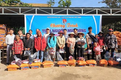 Trao tặng hơn 110 phần quà cho người nghèo Bảo Lâm
