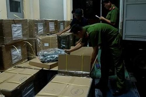 Phát hiện hơn 1.300 áo chống đạn trong container