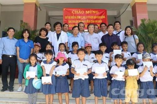 Khám bệnh miễn phí và tặng quà cho trẻ em vùng biên