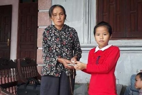 Học sinh tiểu học nhặt được của rơi tìm người đánh mất trả lại