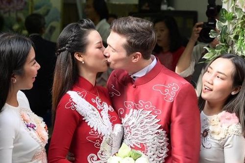 Á hậu Hoàng Oanh và chồng Tây trao nhầm nhẫn trong lễ cưới