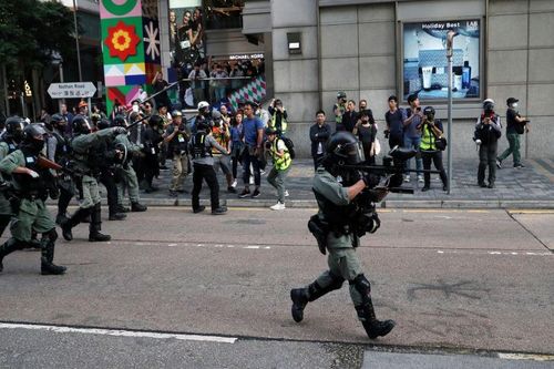 Hong Kong: Người biểu tình đeo mặt nạ đập phá cửa hàng