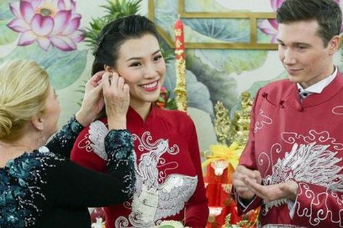 Bố mẹ chồng Tây làm điều tuyệt vời trong lễ rước dâu Á hậu Hoàng Oanh khiến ai cũng ngỡ ngàng