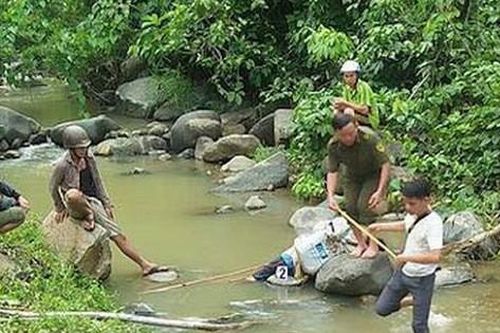 Phát hiện thi thể có 3 vết chém trên cổ dưới suối